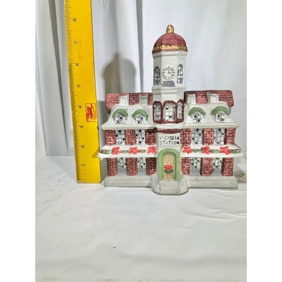 RARE Lemax Victoria Station Lighted Christmas Holiday Village House Decor - Picture 2 of 10